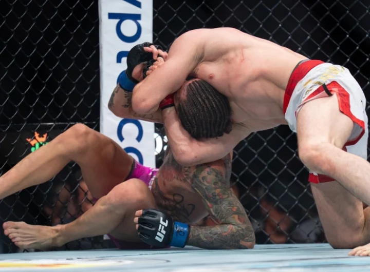 Momento de acción en UFC 316 con Merab Dvalishvili controlando a Sean O'Malley sobre la lona